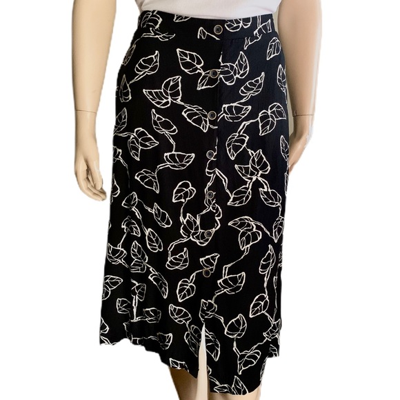 3/$30 Reitman’s Black Leaf-print A-Line Skirt Sz 6 - Picture 1 of 9